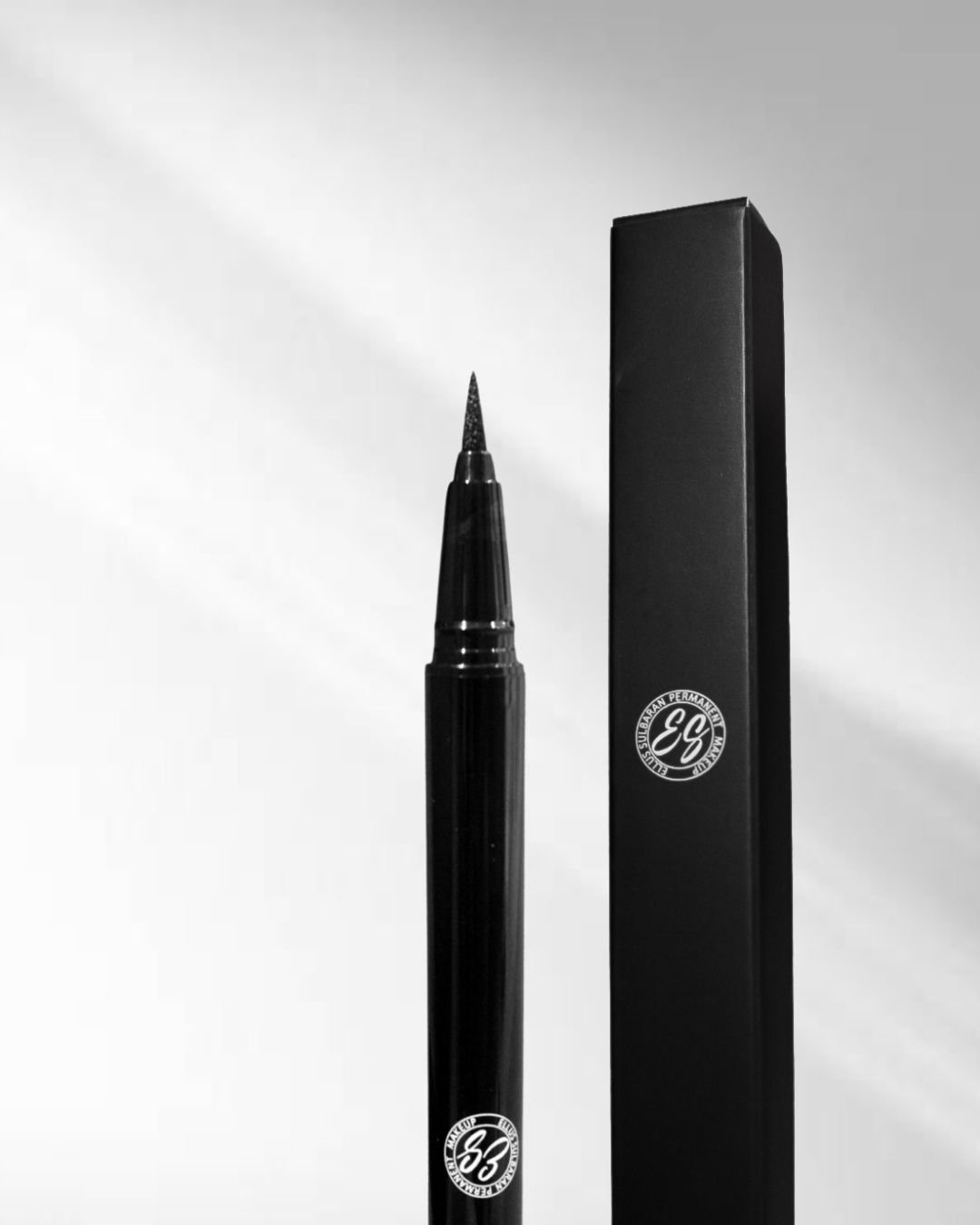 DELINEADOR LÍQUIDO (EYELINER)